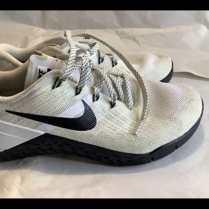 Nike shoes size 7.5 black on white lace up